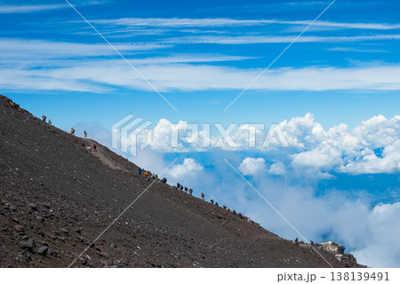 富士登山 須走ルートを登る登山者達 富士登山 須走ルートを登る登山者達 138139491