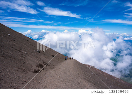 富士登山 砂走りを駆け降りる登山者達 富士登山 砂走りを駆け降りる登山者達 138139493