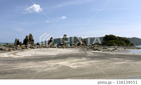 和歌山県：橋杭岩／火山活動でできた巨石が並ぶ海岸【紀伊熊野国立公園】串本町 138139551