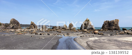 和歌山県：橋杭岩／火山活動でできた巨石が並ぶ海岸の絶景【紀伊熊野国立公園】串本町 138139552