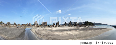 和歌山県:橋杭岩/火山活動でできた巨石が並ぶ絶景のパノラマ【紀伊熊野国立公園】串本町 和歌山県:橋杭岩/火山活動でできた巨石が並ぶ絶景のパノラマ【紀伊熊野国立公園】串本町 138139553