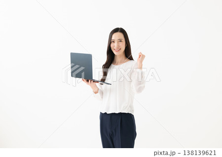 ノートPCを持ってガッツポーズをする女性 138139621