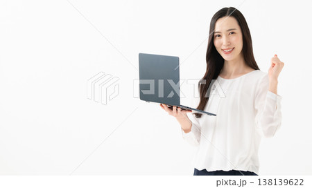 ノートPCを持ってガッツポーズをする女性 138139622