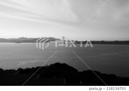 淡路島の福良から眺めた大鳴門橋（モノクロ） 138139703