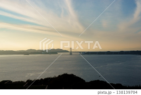 淡路島の南あわじ市福良から眺めた大鳴門橋（夕方） 138139704