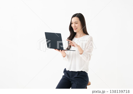 ノートPCを指差す女性 138139718