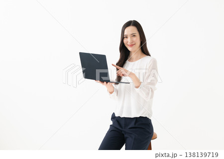 ノートPCを指差す女性 138139719