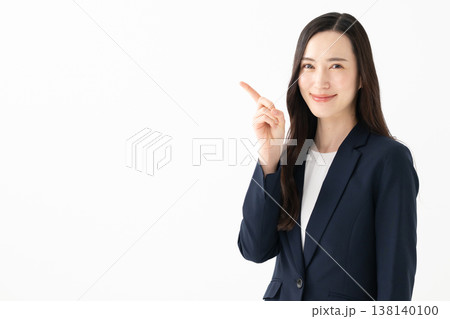 笑顔のビジネスウーマン 138140100