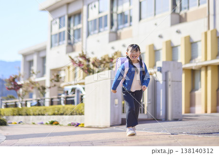 小学校の校門前から一人で下校するランドセル姿の女の子 小学校の校門前から一人で下校するランドセル姿の女の子 138140312