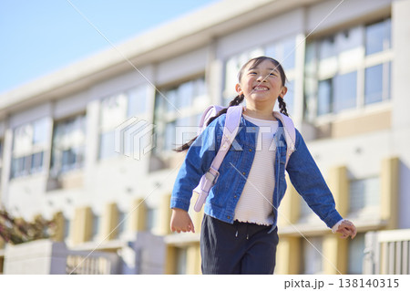小学校から下校するランドセルを背負った小学生の女の子 138140315