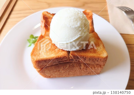 バニラアイスをのせた厚切りトーストのカフェ風スイーツ バニラアイスをのせた厚切りトーストのカフェ風スイーツ 138140750