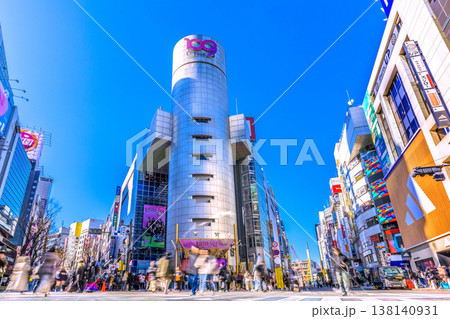 日本の東京都市景観ホコ天の渋谷。ヘブンアーティストIN渋谷。渋谷109などを望む=12日 日本の東京都市景観ホコ天の渋谷。ヘブンアーティストIN渋谷。渋谷109などを望む=12日 138140931