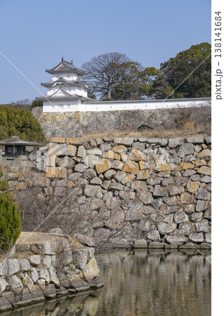 明石城址の中堀からみる坤櫓と石垣 138141684