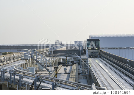 神戸空港駅に到着するポートライナーの車輛 138141694