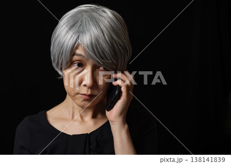 電話で困っているシニア女性イメージ 138141839