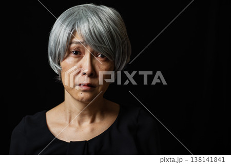 涙を浮かべる悲しそうな白髪のシニア女性 138141841
