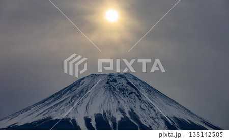 冬の朝霧高原のキャンプ場から 夜明けの富士山の絶景 静岡県富士宮市 日本 冬の朝霧高原のキャンプ場から 夜明けの富士山の絶景 静岡県富士宮市 日本 138142505