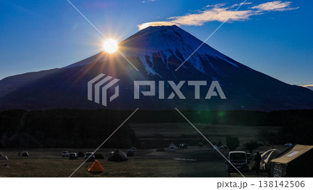 冬の朝霧高原のキャンプ場から　夜明けの富士山の絶景　　静岡県富士宮市　日本 138142506