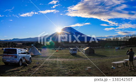 冬の朝霧高原のキャンプ場から 夜明けの富士山の絶景 静岡県富士宮市 日本 冬の朝霧高原のキャンプ場から 夜明けの富士山の絶景 静岡県富士宮市 日本 138142507