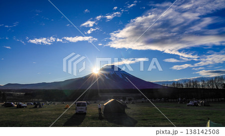 冬の朝霧高原のキャンプ場から 夜明けの富士山の絶景 静岡県富士宮市 日本 冬の朝霧高原のキャンプ場から 夜明けの富士山の絶景 静岡県富士宮市 日本 138142508