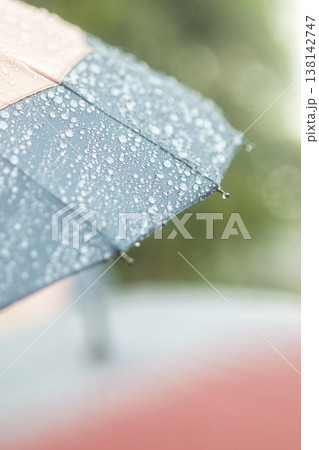 傘についた雨粒・梅雨・雨のイメージ 138142747