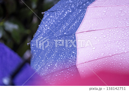 傘についた雨粒・梅雨・雨のイメージ 138142751