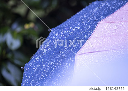 傘についた雨粒・梅雨・雨のイメージ 138142753