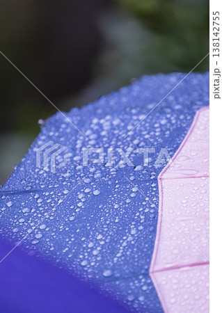 傘についた雨粒・梅雨・雨のイメージ 傘についた雨粒・梅雨・雨のイメージ 138142755