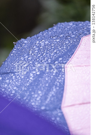 傘についた雨粒・梅雨・雨のイメージ 傘についた雨粒・梅雨・雨のイメージ 138142756