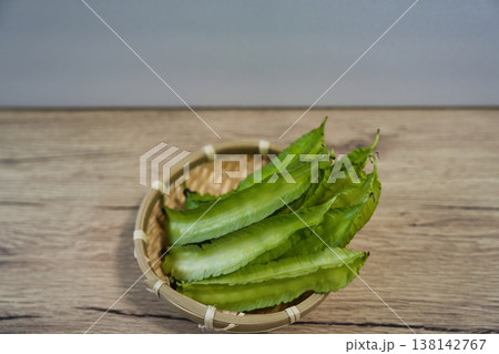 朝どれの新鮮な四角豆	 138142767