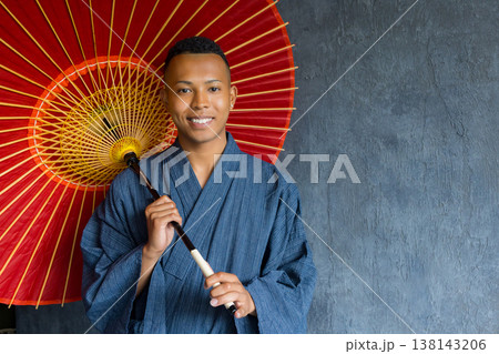 浴衣を着た外国人男性　 　 138143206