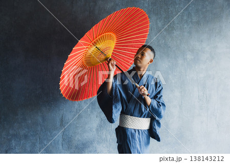 浴衣を着た外国人男性　 　 138143212