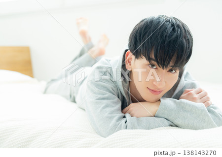 ベッドでくつろぐ男性 ベッドでくつろぐ男性 138143270
