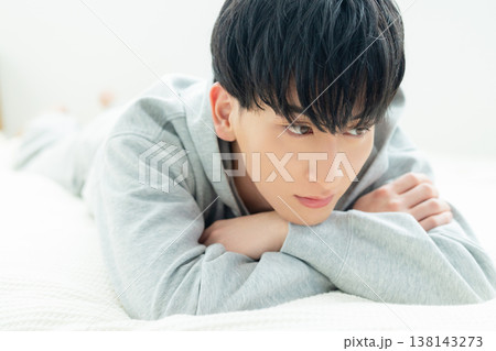 ベッドでくつろぐ男性 ベッドでくつろぐ男性 138143273