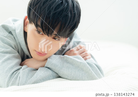 ベッドでくつろぐ男性 ベッドでくつろぐ男性 138143274