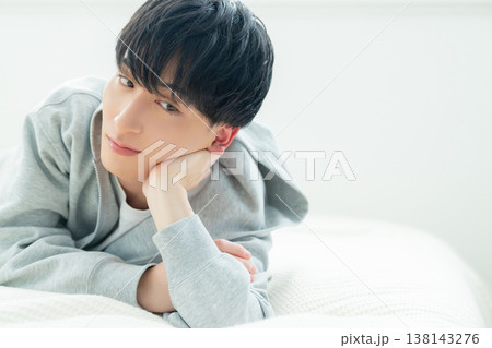 ベッドでくつろぐ男性 ベッドでくつろぐ男性 138143276