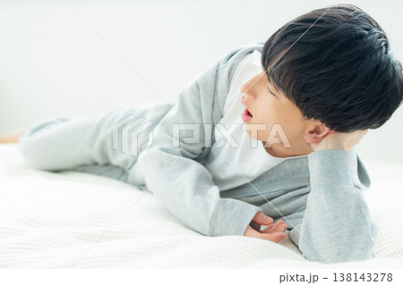 ベッドでくつろぐ男性　 138143278