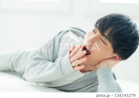 ベッドでくつろぐ男性 ベッドでくつろぐ男性 138143279
