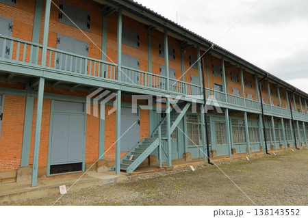 世界遺産 富岡製糸場 東繭倉庫の外観 春の無人風景 群馬県富岡市 138143552