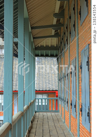 世界遺産 富岡製糸場 東繭倉庫の外観 春の無人風景 群馬県富岡市 138143554