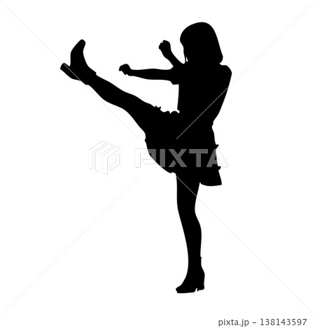 女性のアイドルのシルエットポーズ 138143597