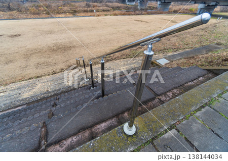 公園に降りる階段の手摺 138144034