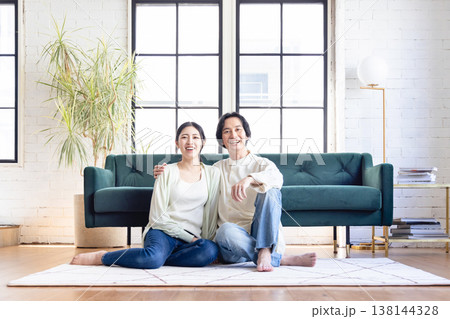 若い夫婦 138144328
