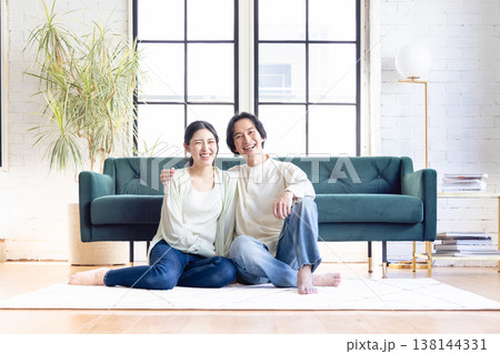 リビングでくつろぐ若い夫婦 138144331
