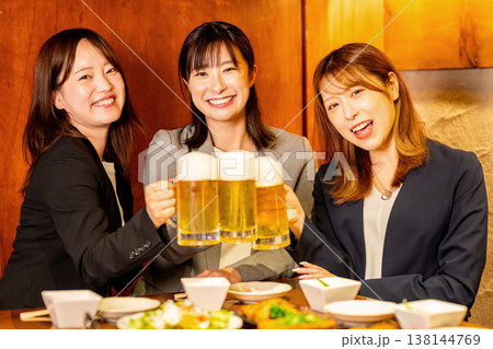 居酒屋で乾杯する若い女性 居酒屋で乾杯する若い女性 138144769