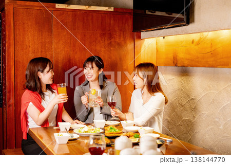 乾杯をする女性 138144770