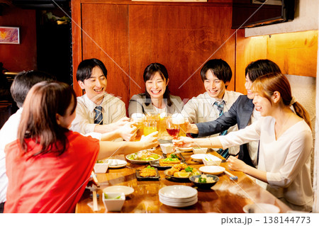 居酒屋で乾杯する男女 138144773