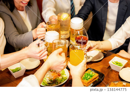 居酒屋で乾杯する男女 居酒屋で乾杯する男女 138144775