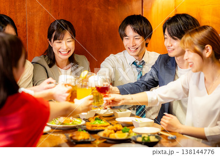 居酒屋で乾杯する男女 居酒屋で乾杯する男女 138144776