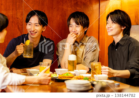 居酒屋で乾杯する大学生 138144782